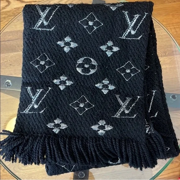 Louis Vuitton Black and Silver
Monogram Knit Scarf - Picture 1 of 2